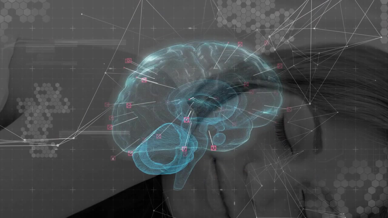 Una donna sdraiata in un laboratorio di ricerca, con un ologramma che appare sopra la tempia, una rete pulsante per la mappatura cerebrale.