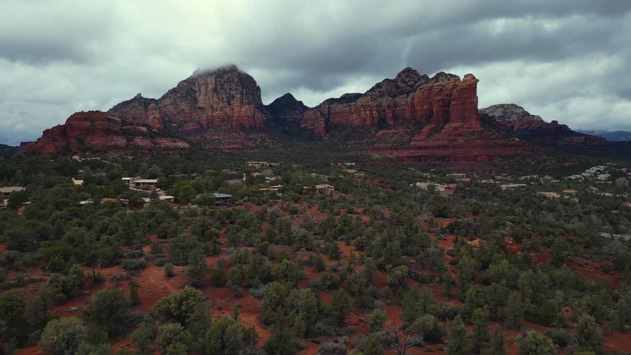 vista aérea de barrido a la derecha que muestra la montaña capitol butte en sedona