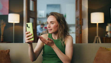 Chica-Emocional-Hablando-Por-Teléfono-En-El-Primer-Plano-Del-Apartamento.-Mujer-Sonriente-Discutiendo