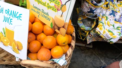 puesto de jugo con naranjas y limones frescos