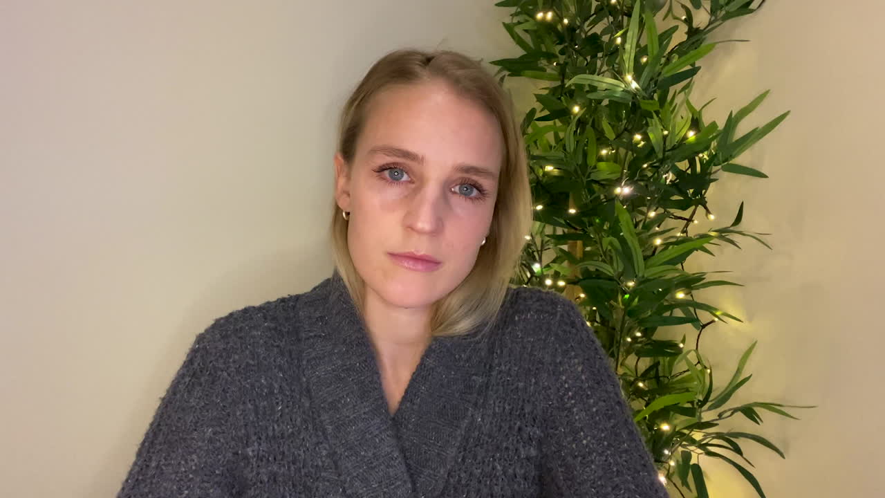 joven terapeuta en videollamada escuchando atentamente al paciente