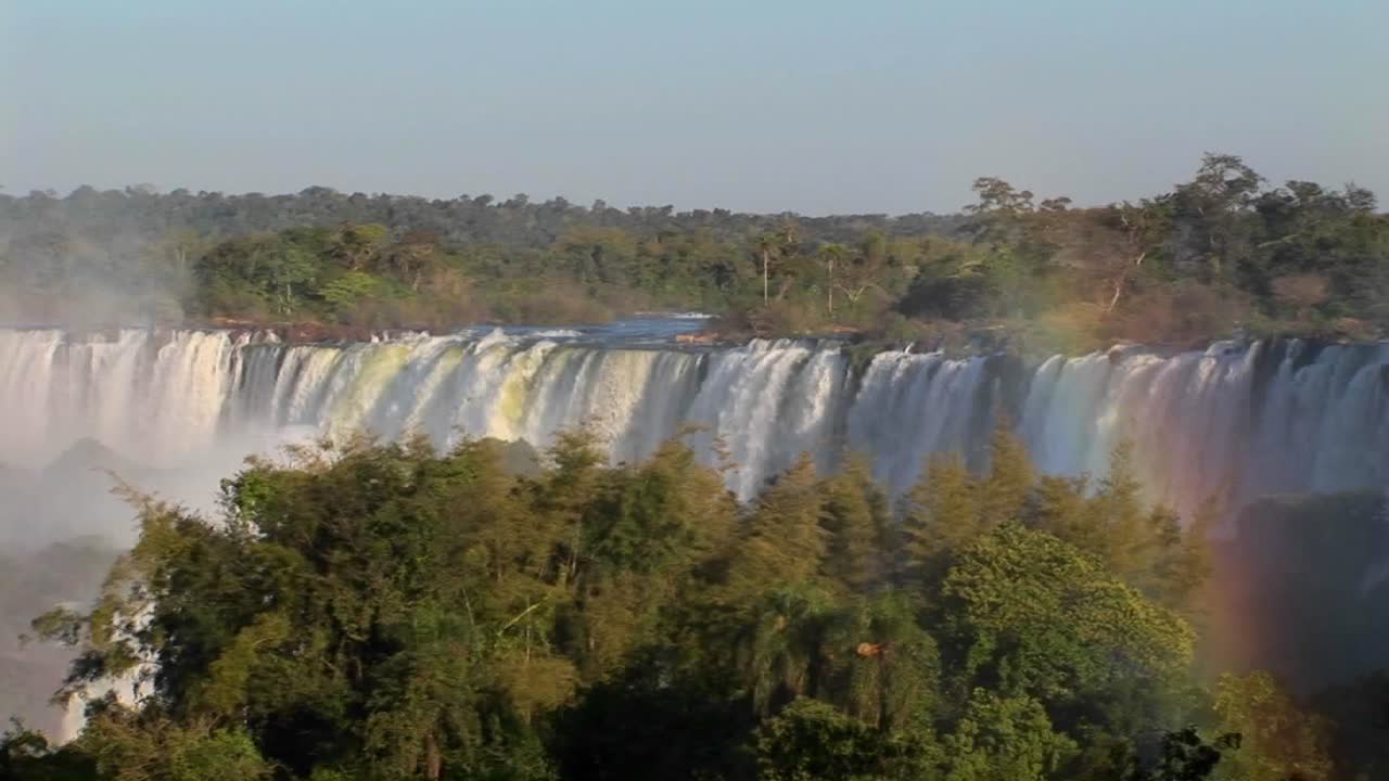 una panorámica lenta a través de las hermosas cataratas del iguazú en la frontera entre brasil y argentina