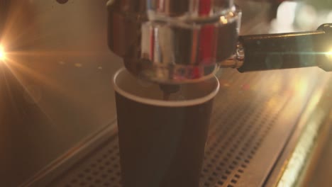 animación de puntos de luz sobre el hombre haciendo café trabajando en la cafetería