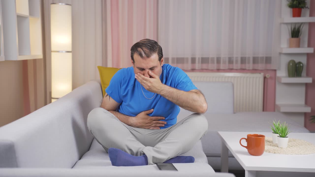 hombre con náuseas.