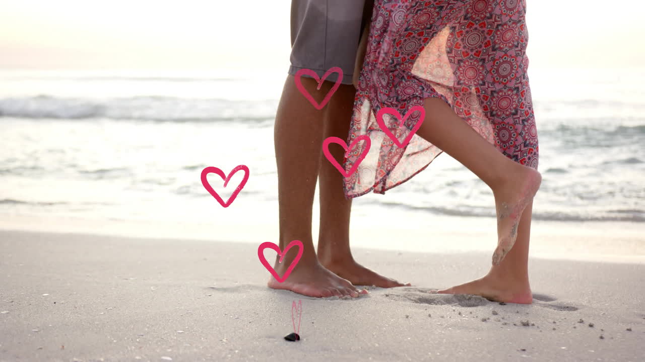여름에 해변에서 사랑에 빠진 다양한 커플의 다리를 가로질러 움직이는 심장의 애니메이션