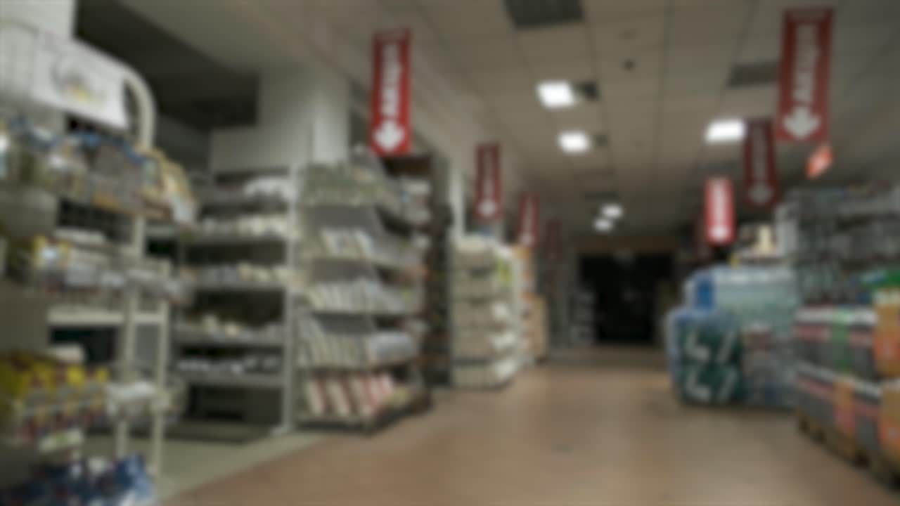 fondo borroso. las luces en el supermercado vacío se apagan. centro comercial