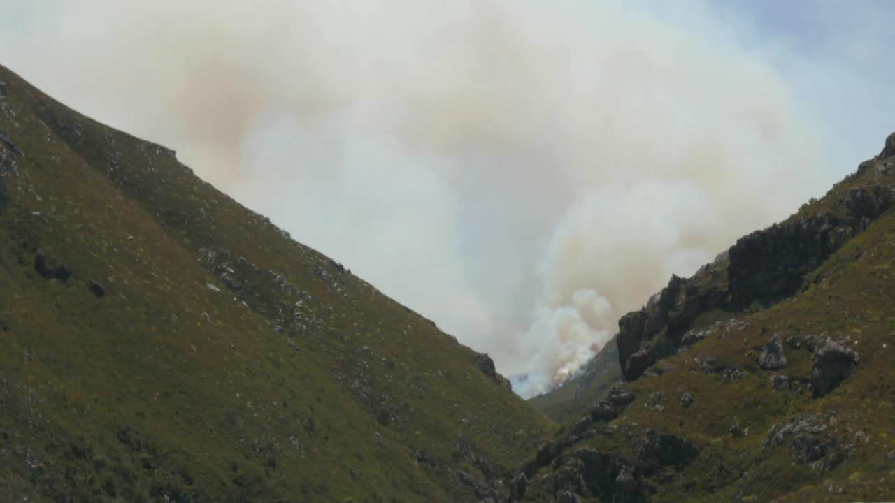 un incendio salvaje en lo alto de las montañas fuera de control
