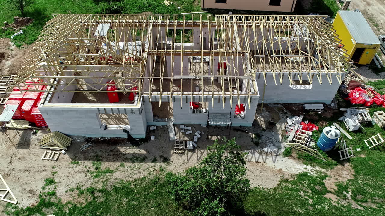 sitio de construcción de una casa privada, vista aérea de un avión no tripulado