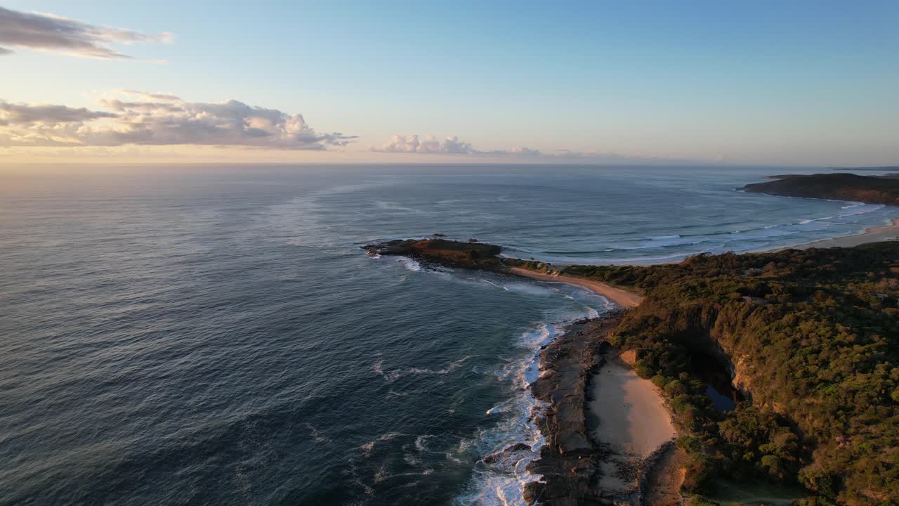 Scena tranquilla ad Angourie Point Beach durante il tramonto nel Nuovo Galles del Sud, Australia - ripresa aerea con drone.