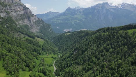 Vista-Aérea-Del-Paisaje-Alrededor-De-Klöntalersee,-Cantón-De-Glarus,-Suiza