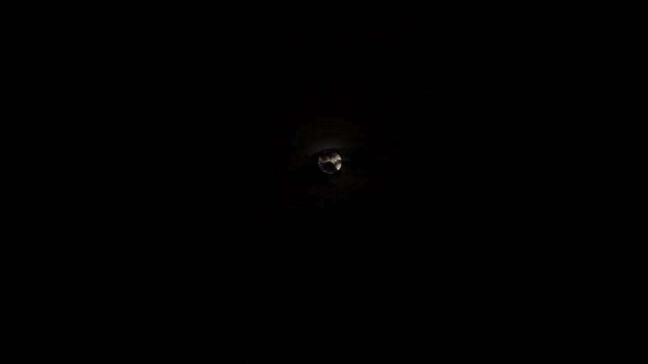 la brillante luna llena blanca en la noche cubierta de nubes