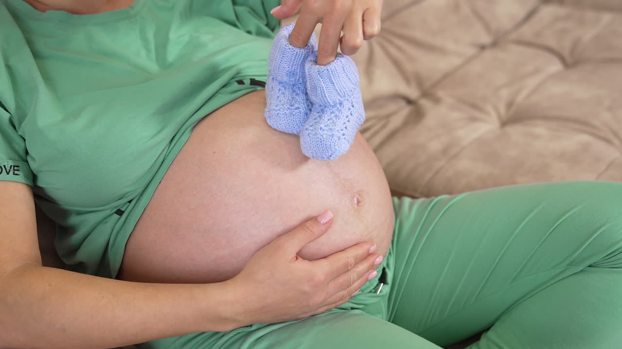 Donna incinta con le mani sulla pancia. Donna incinta felice per la nuova vita a casa
