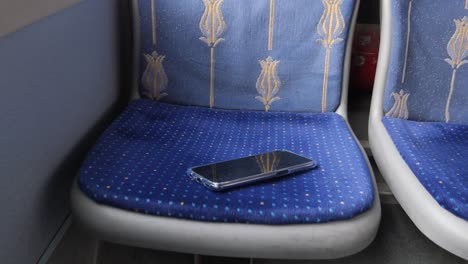 asiento de autobús con teléfono inteligente