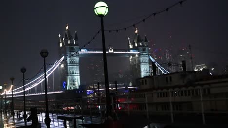 vista nocturna hacia la ciudad de londres y la torre de londres, reino unido