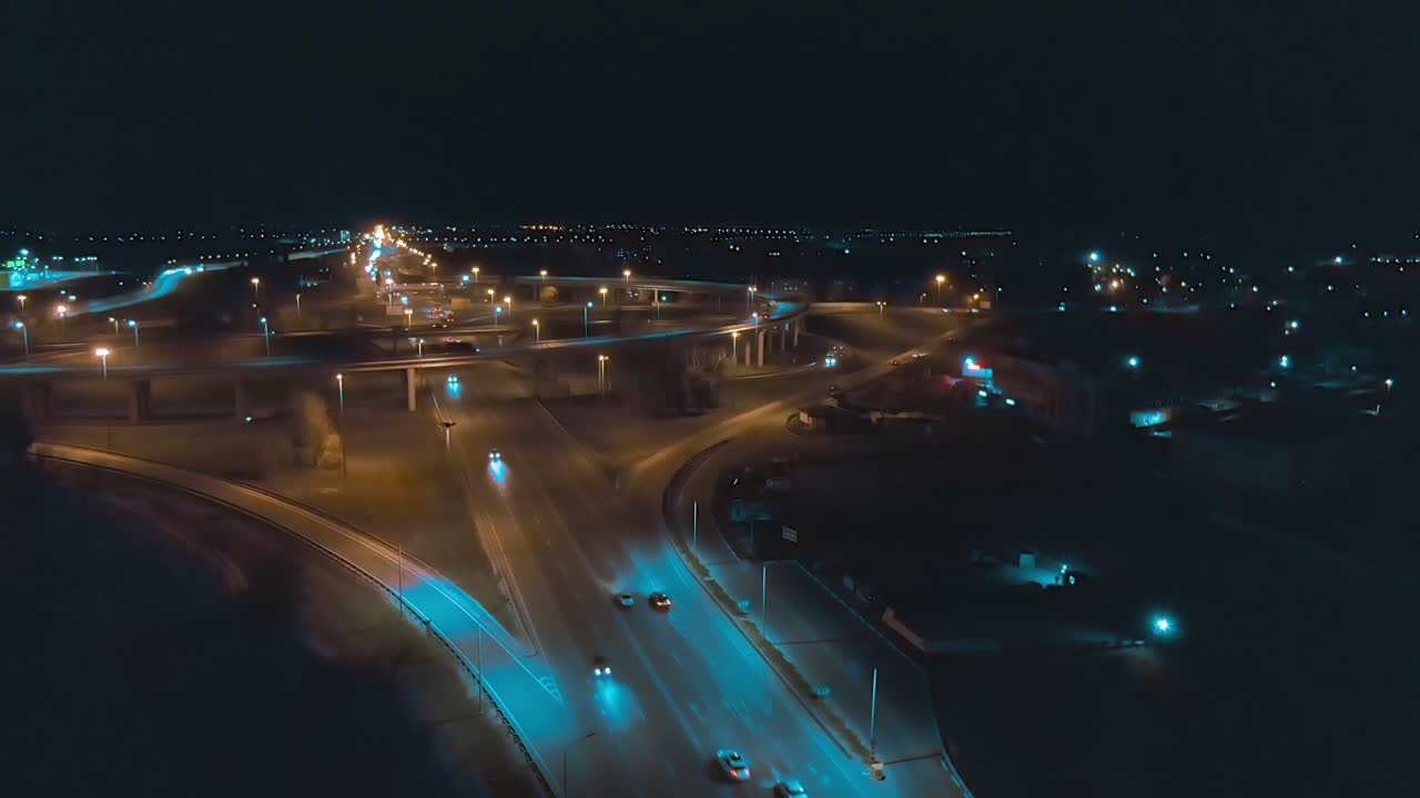 야간 고속도로 교차로 공중 사진