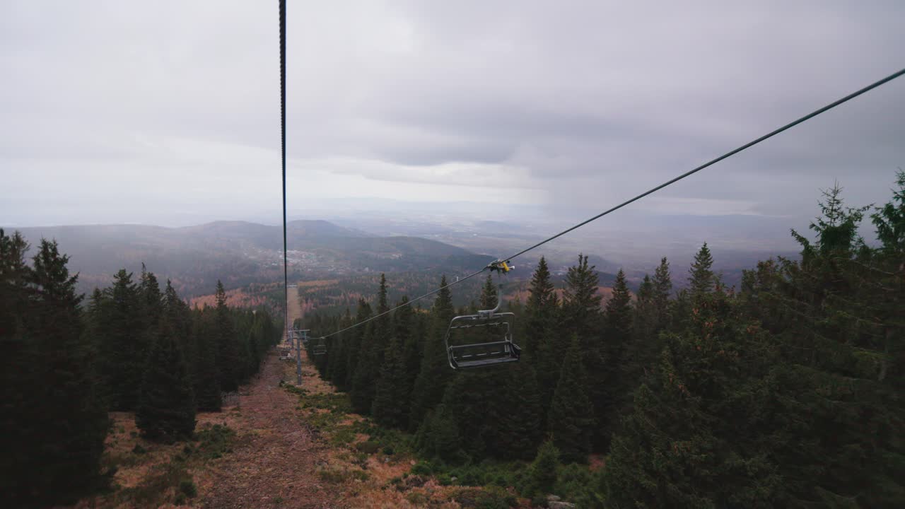 transporte por cable, teleférico bajando de la montaña, tiempo nublado, karpacz, polonia