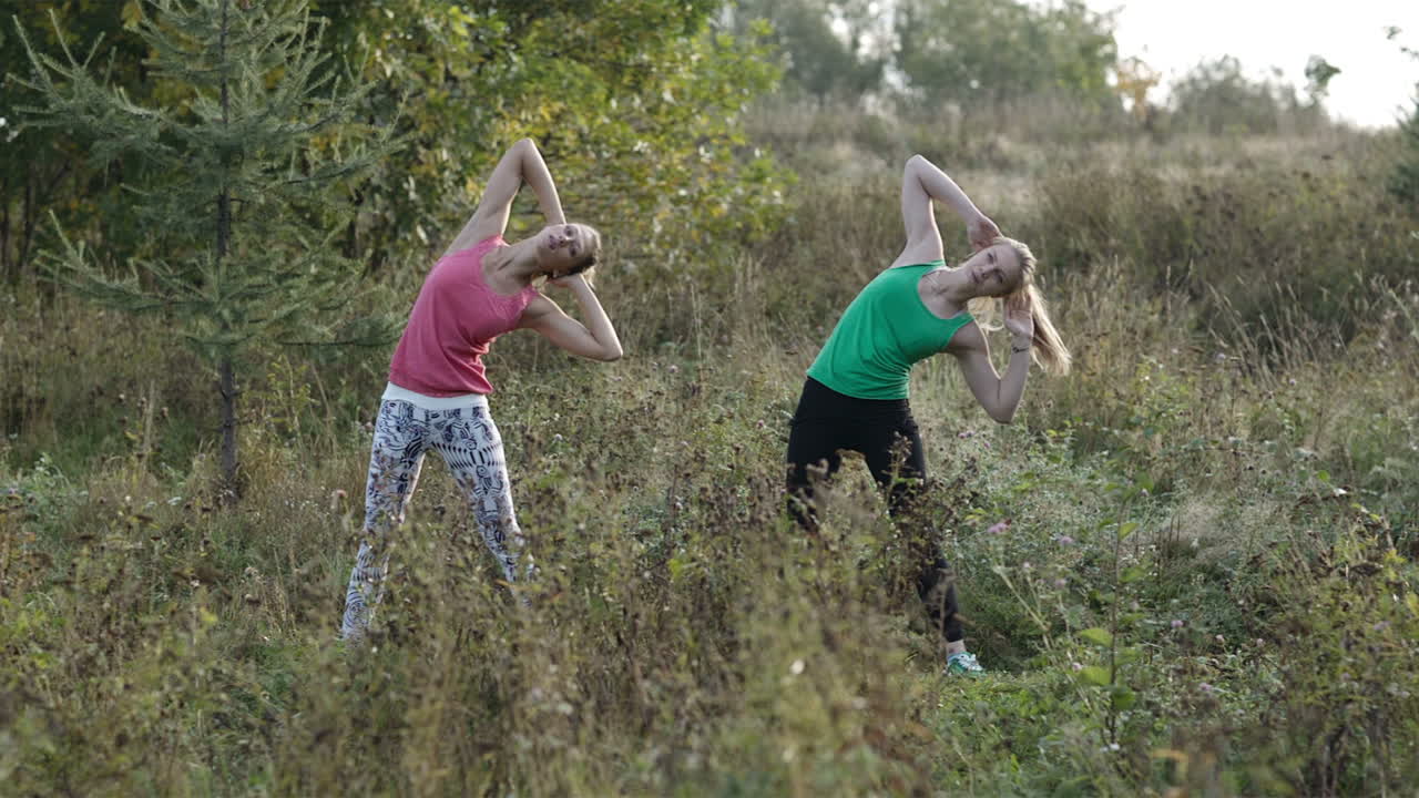 dos chicas en entrenamiento.