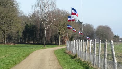Aufnahme-Mehrerer-Niederländischer-Flaggen,-Die-Als-Protest-Der-Bauern-Auf-Dem-Kopf-Stehen