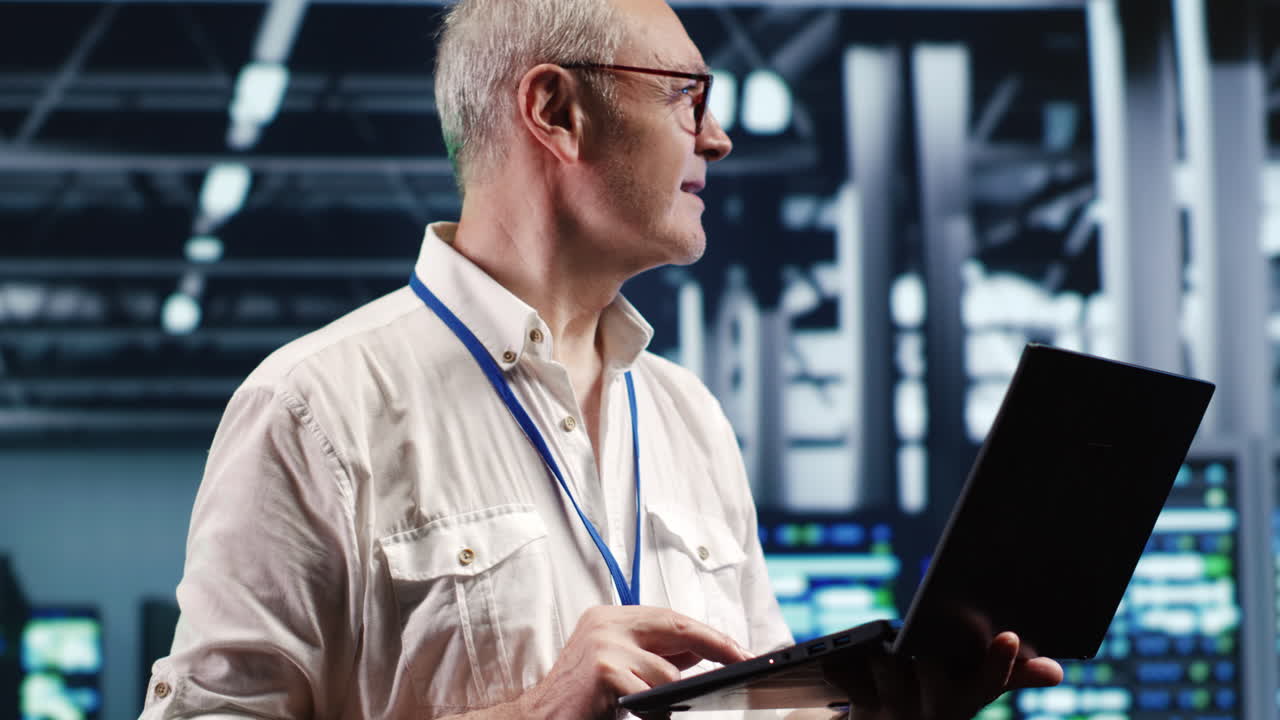 el consultor hace la gestión del centro de servidores