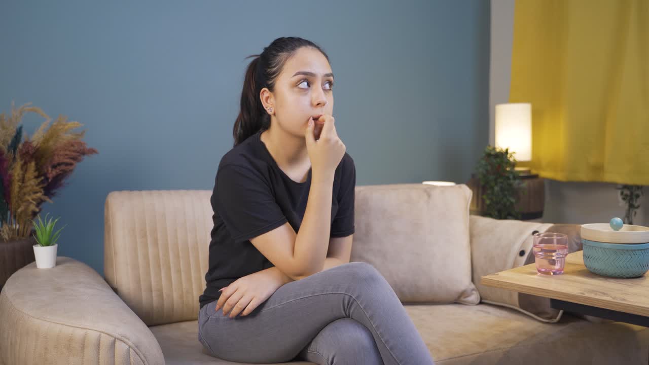 젊은 여성은 그녀의 좌석에서 긴장적으로 흔들리고.