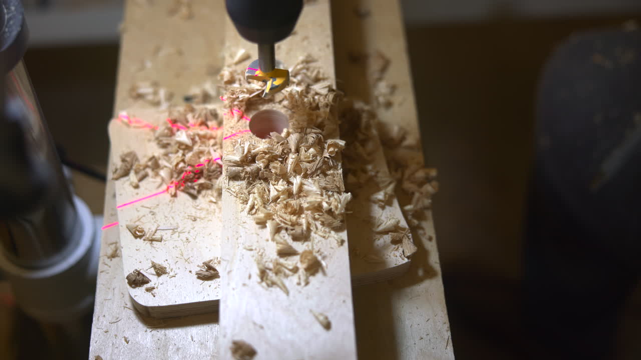 Pengeboran Lubang Berpanduan Laser. Pengrajin Furnitur Kaukasia Menyelaraskan Mata Bor dengan Garis Bidik Merah. Pembuatan Lubang Presisi. Kayu. Media.