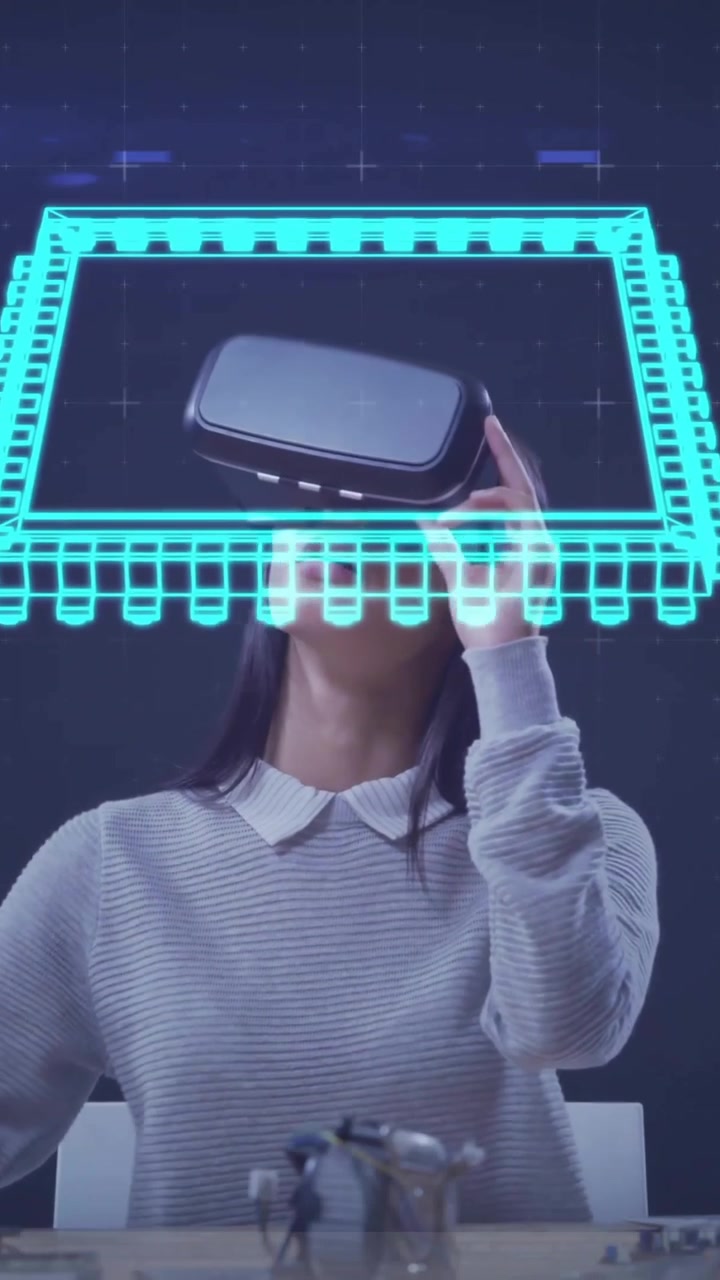 Person som bruker VR-hodesett med digital kretskortanimasjonsoverlegg