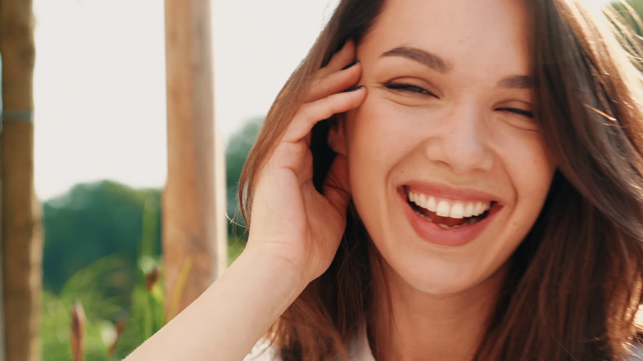 mujer feliz en un jardín