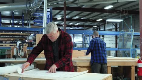 Tischler-Bei-Der-Arbeit-In-Der-Holzwerkstatt