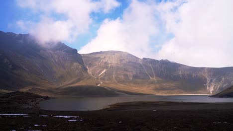 Vista-Panorámica-De-La-Laguna-Lunar-En-El-Cráter-Nevado-De-Toluca-Al-Atardecer-Con-Una-Linda-Vista-De-Las-Sombras-Y-Un-Poco-De-Nieve