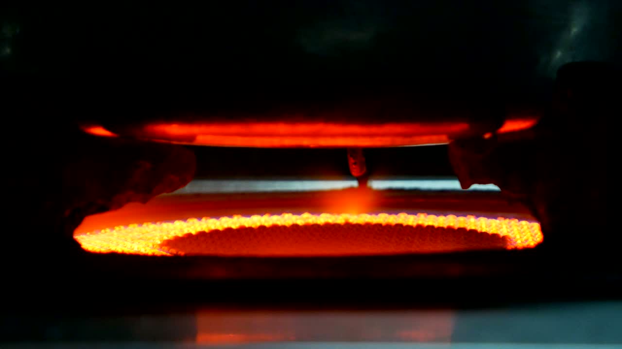 пламя, горящее на газовой плите на кухне