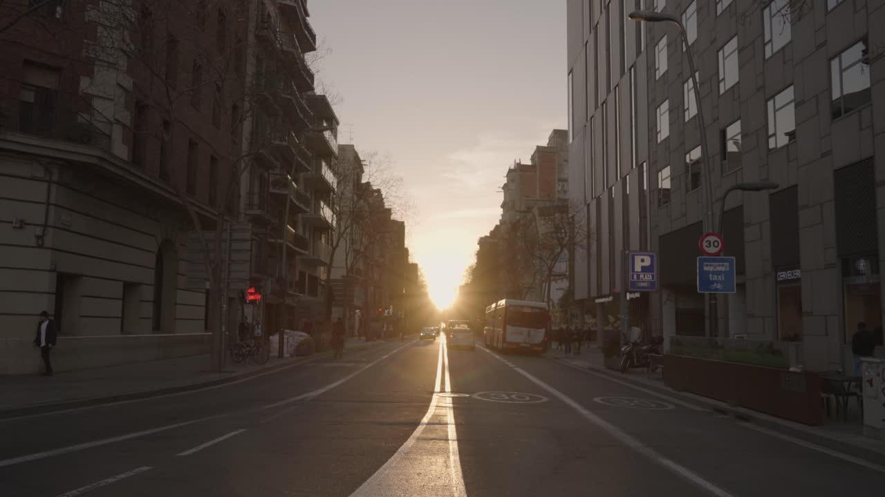 Stadtstraße bei Sonnenuntergang