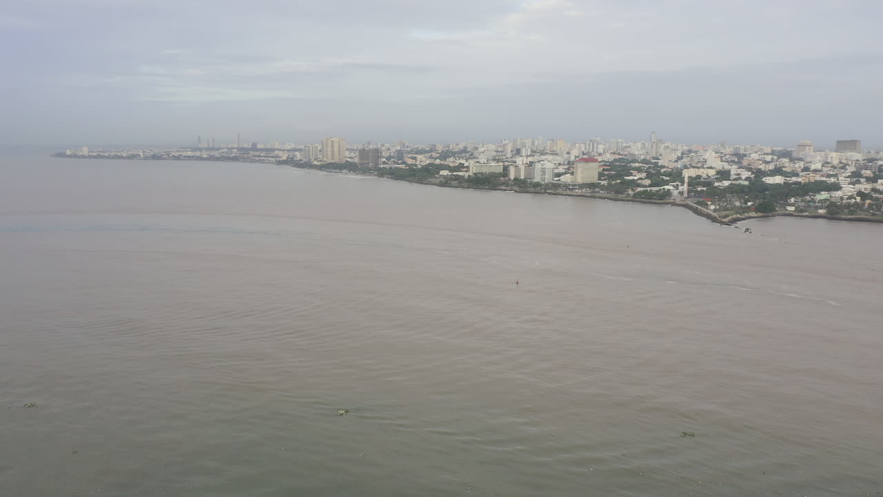 Costa di Santo Domingo vista dal mare aperto in una giornata di nebbia