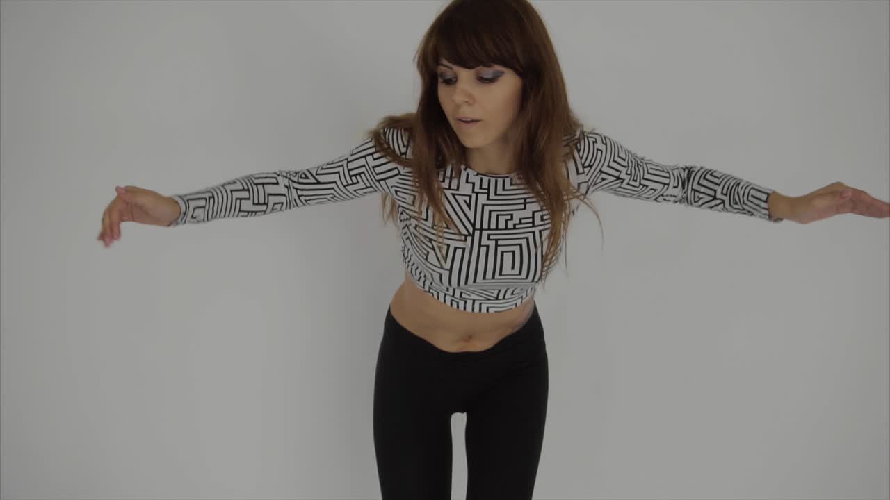 mujer bailando en un estudio