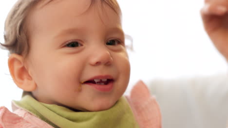 feliz, bebé y niña con cara de comida