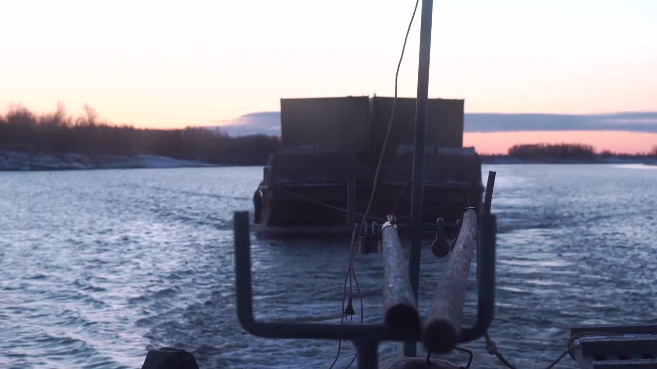 баржа на реке при восходе и заходе солнца