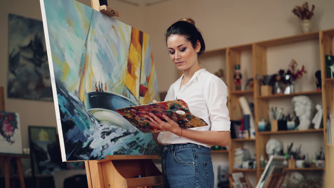 Donna che dipinge un paesaggio marino nel suo studio d'arte