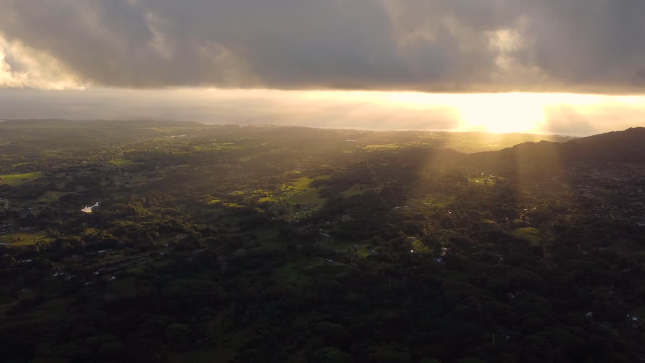 sol dorado brillando en el horizonte en el hermoso amanecer en la isla de kauai hawaii bajo nubes de lluvia tropical