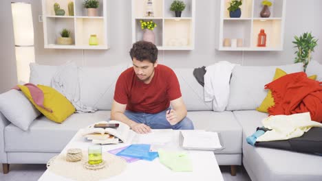el perezoso deja su trabajo y juega juegos.