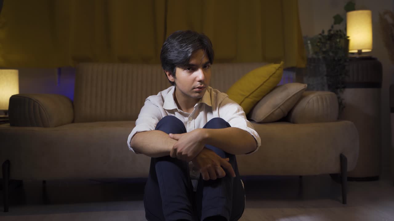 겁쟁이의 눈으로 주위를 둘러보는 사람.