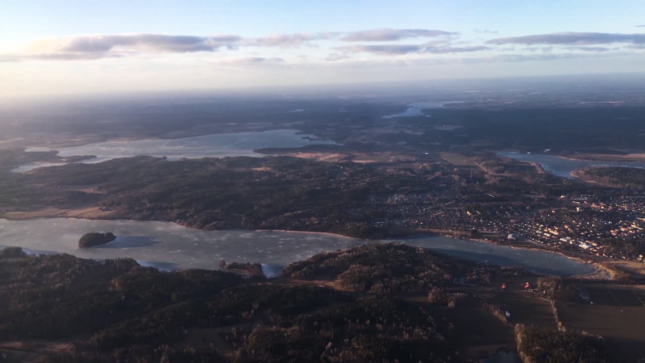 얼어붙은 호수 위를 비행하는 비행기에서 보기