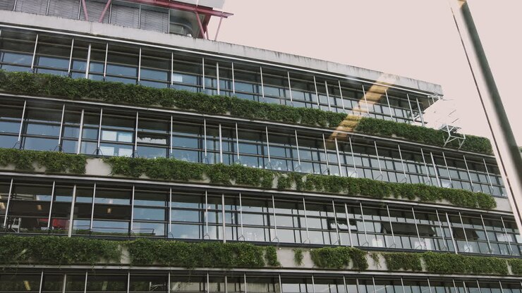 Moderna e ampia casa ecologica a energia verde in armonia con la natura