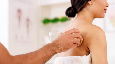 mano, fisioterapia y mujer en terapia de ventosas