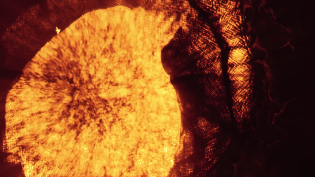 efecto abstracto de nebulosa cósmica que muestra tinta de pintura de amarillo dorado a rojo oscuro profundo