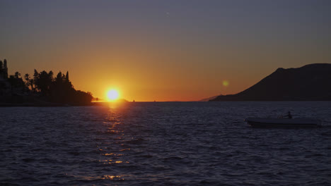 Luz-Solar-Vibrante-Sobre-El-Paisaje-Marino-Con-Velero-Durante-El-Atardecer