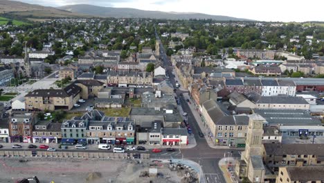 Vuelo-Panorámico-Sobre-El-Pueblo-De-Helensburgh-De-Izquierda-A-Derecha