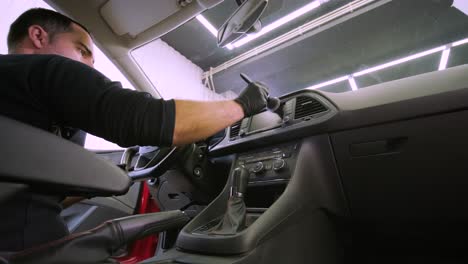 limpieza profesional de automóviles. lavado de sars. detalles interiores. limpieza en seco y detalles del interior de un automóvil. limpeza profunda de asientos. limpeza de espuma en el lavado de automóviles; limpieza del panel del automóvil del polvo. una aspiradora