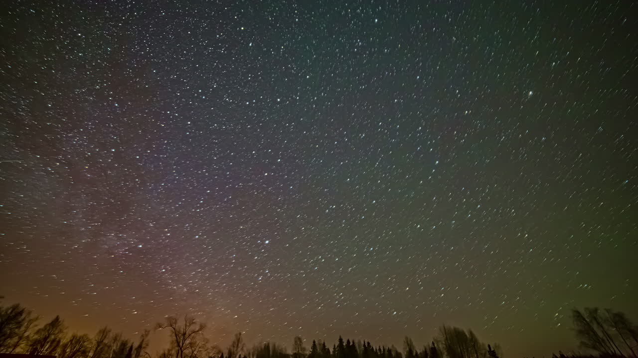 별이 빛나는 하늘에서 원을 그리며 움직이는 은하수와 별의 흔적의 놀라운 저속 촬영