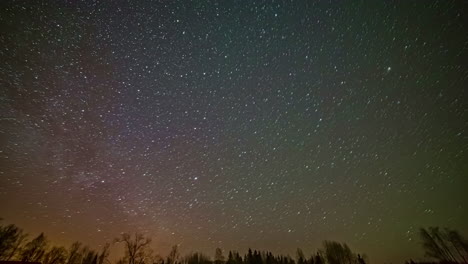 increíble lapso de tiempo de la vía láctea y el rastro de estrellas moviéndose en círculo en el cielo estrellado