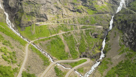 Tráfico-En-La-Carretera-Del-Paso-De-Montaña-De-Trollstigen-En-El-Municipio-De-Rauma,-Noruega