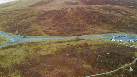 Luftaufnahme-Eines-Autos,-Das-Durch-Die-Berge-In-Irland-Fährt